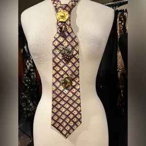 Brooch project in blue/red/yellow. A new look everyone can wear. Statement maker